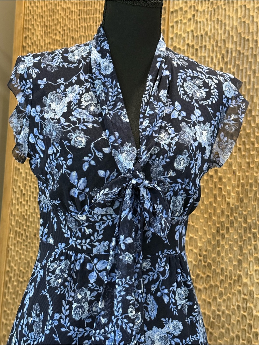 New York & Company Navy Blue Floral Tie-Neck Cap Sleeve Blouse Medium - Picture 2 of 8